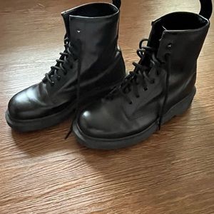 Size 7, 14353, 1460 Smooth Mono leather Lace Up Dr. Martens